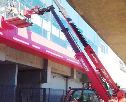 Lifting glass panes with a mobile crane